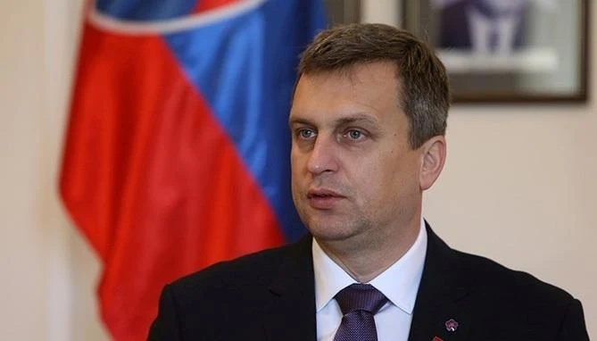 Зам.-шеф на парламента на Словакия ще чисти улиците като покаяние  