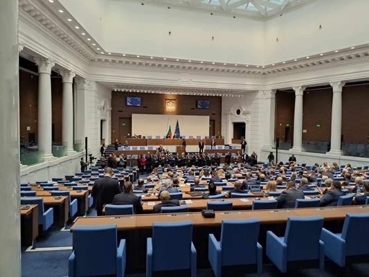 Депутати се биха с юмруци зад гърба на председателя Росен Желязков