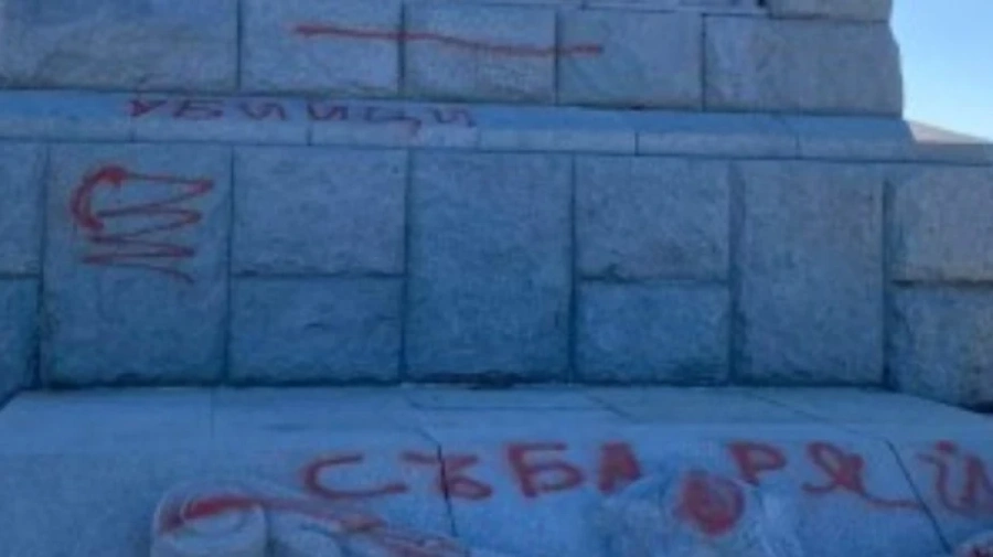 Нова атака срещу паметника Альоша тази нощ