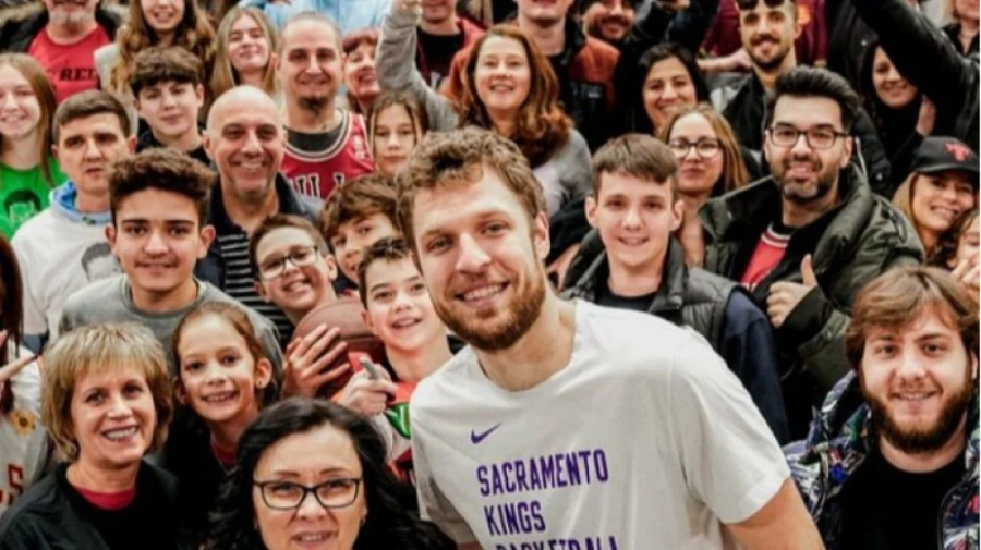 Българи в Чикаго посрещнаха топло Везенков, той обаче пак не игра