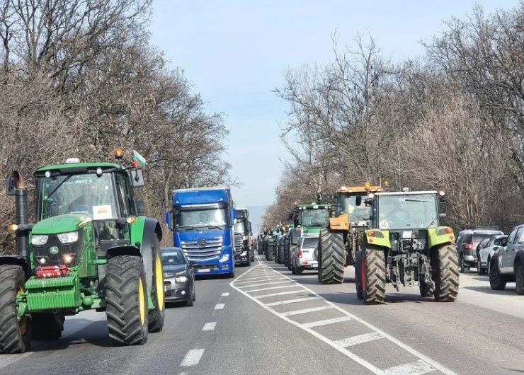 Протестиращите земеделци затвориха автомагистрала Тракия до Стара Загора