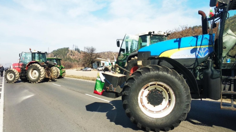 Земеделци блокираха пътя за Кулата, готвят се и за МС