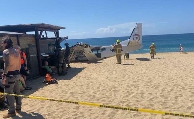 Самолет се разби на плаж в Мексико, има загинал