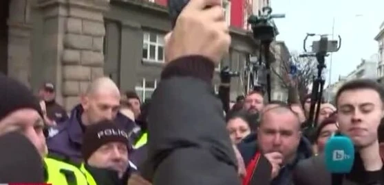 Сблъсъци на земеделския протест пред Министерския съвет (СНИМКИ)