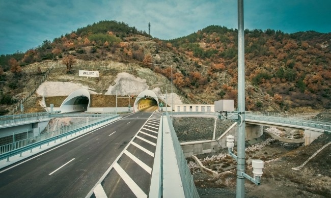 Пускат движението през тунел Железница на магистрала Струма  