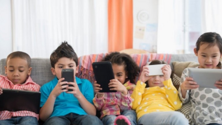 Екранни деца: 63% от децата са залепени за телефоните  