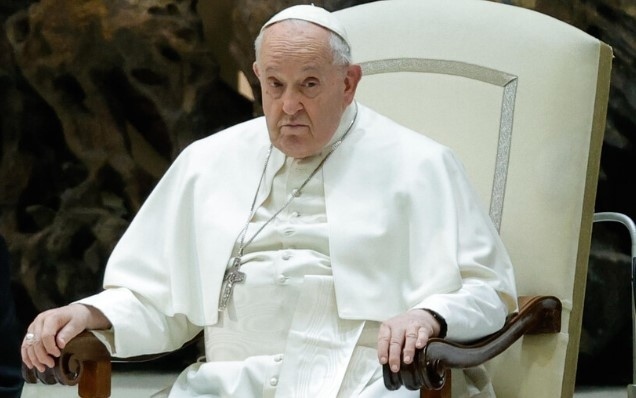 Папа Франциск е приет в болница
