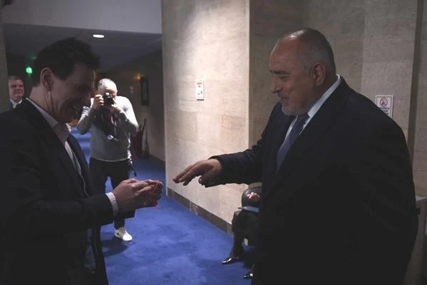 Бойко Борисов и пиарът на Промяната Найо Тицин си вързаха мартенички 