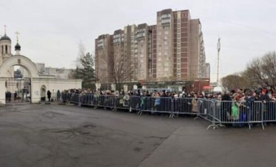 Километрична опашка се изви в Москва за погребението на Навални