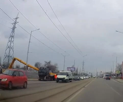 Огромен кран падна върху строежа на метрото при Червено знаме
