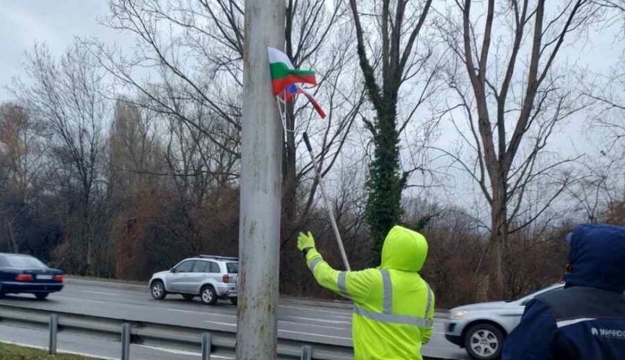 Столичната община отстранява поставени руски знамена на бул. Цариградско шосе