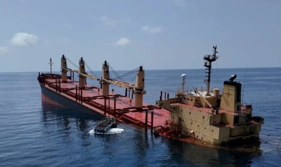 Корабът Рубимар, ударен от йеменските хуси, потъна в Червено море