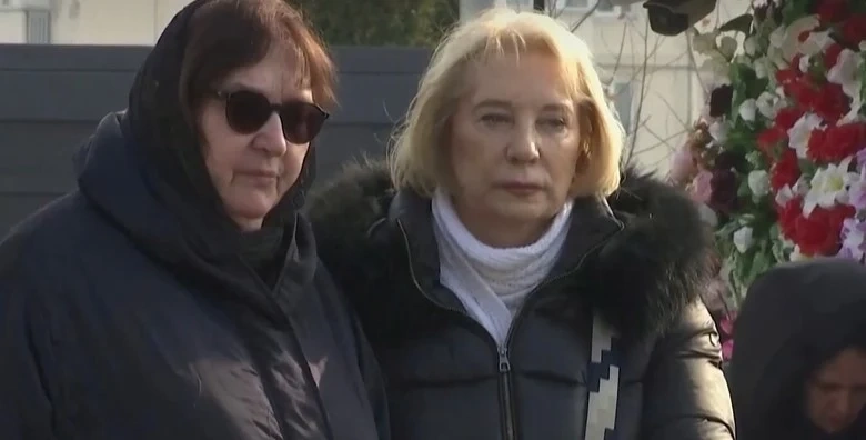 Майката на Навални отиде на гроба му ден след погребението (СНИМКИ)