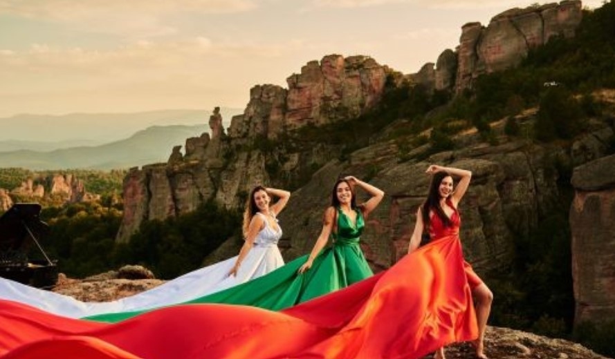 Летящите рокли с цветовете на трибагреника поздравяват българите за 3 март