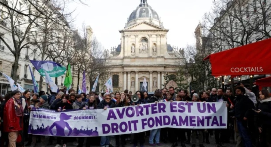 Франция ще е първата страна в света, която ще запише в конституцията си правото на аборт