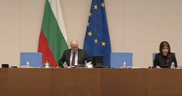 НА ЖИВО: Очаква се парламентът да гласува оставката на Денков