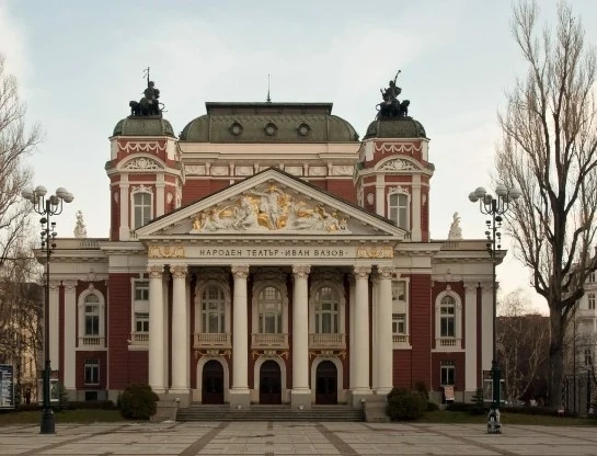 На 8 март всеки билет за представление на Народния театър на цена от 8 лв.