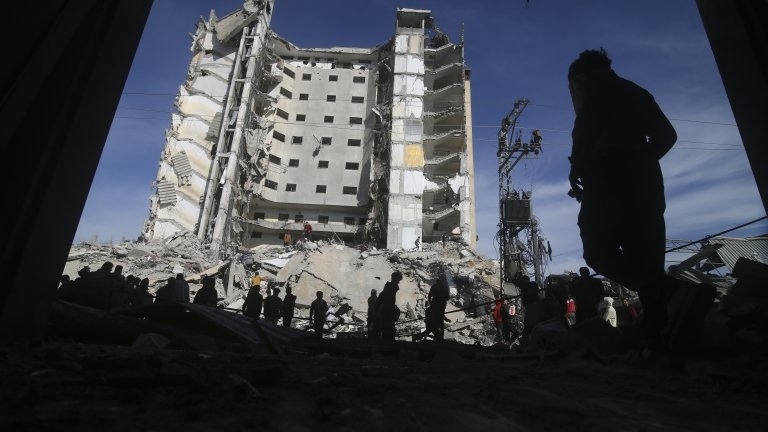 Израел удари една от най-високите жилищни сгради в Рафах
