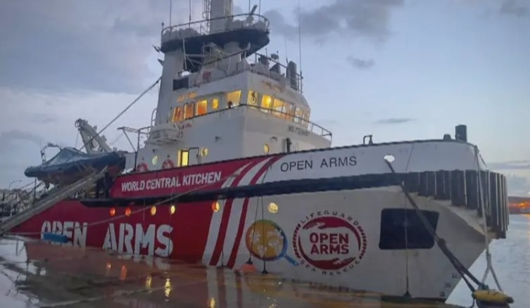 Корабът с хуманитарна помощ за Газа отплава
