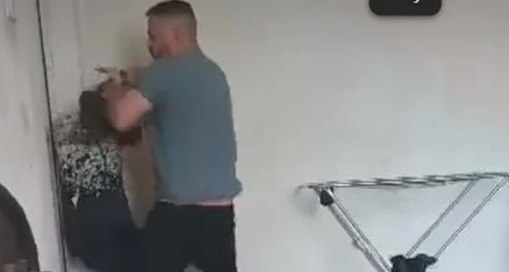 Задържаха мъжа, заснет да нанася побой над съпругата си
