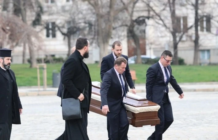 Изложиха тленните останки на патриарха за поклонение в Св. Александър Невски (СНИМКИ)