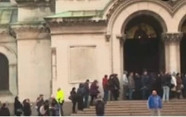 Опашка от вярващи на поклонението пред патриарх Неофит