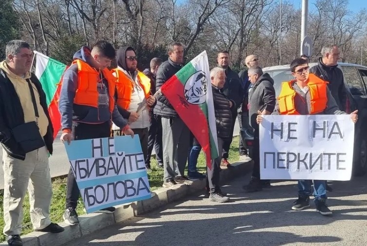 Протест на рибари и хотелиери във Варна срещу ветрогенераторите (СНИМКИ)