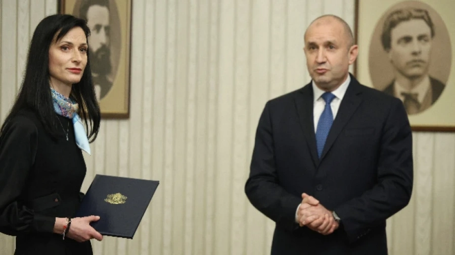 Мария Габриел е при президента – пълна или празна папка носи?