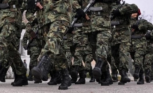Вдигат заплатите на военнослужещите и цивилните служители