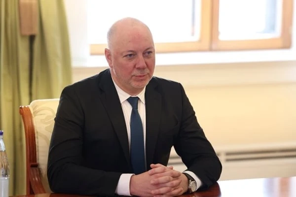 Росен Желязков напрегна пленарната зала, очакваща вот за премиер