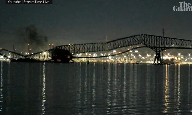 Автомобилен мост в Балтимор рухна, удари го товарен кораб  