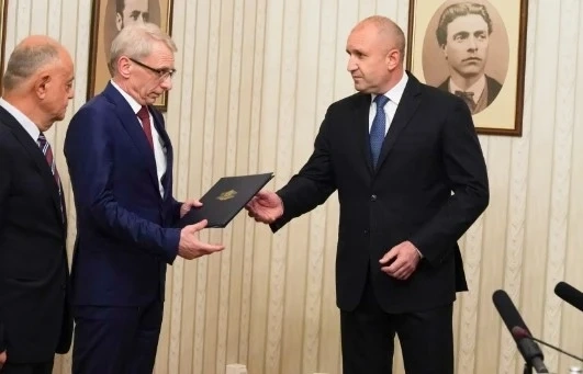 Президентът връчва втория мандат на ПП-ДБ