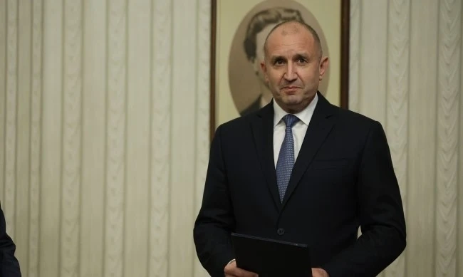Президентът връчи третия мандат на ИТН - те го задържаха няколко секунди и го върнаха 