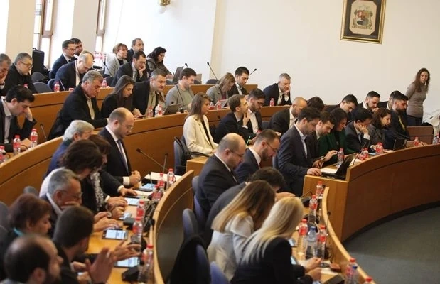 Общинските съветници в София си вдигнаха заплатите на 5700 лв., на кмета ще е 9100 лв.