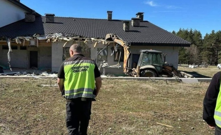 Започна премахването на незаконните постройки на Румен Гайтански-Вълка край язовир Искър