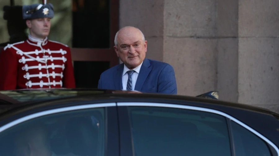 Президентът връчи на Главчев мандата за съставяне на служебно правителство