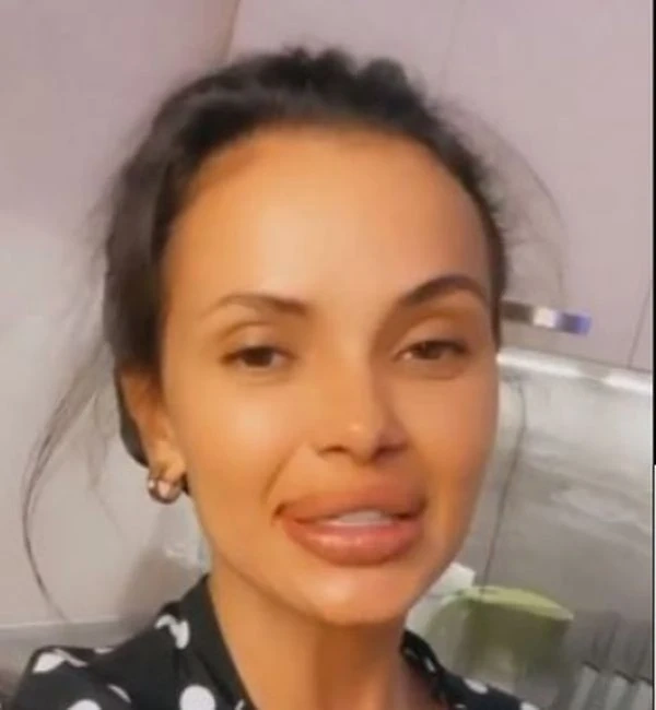 Само Мария пее на плейбек в Капките