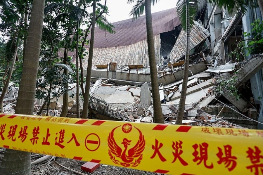 След опустошителния трус в Тайван: Спасителите търсят оцелели сред отломките