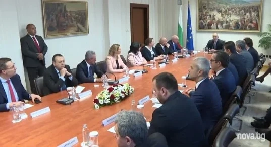 Как реагираха парламентарно представените партии за  служебния кабинет Главчев