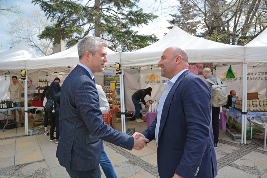 Кметът на Варна разгледа фермерското изложение