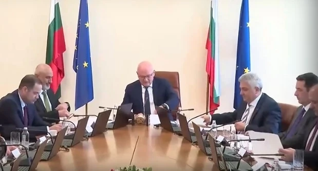 Служебното правителство следи с повишено внимание ситуацията в Близкия изток