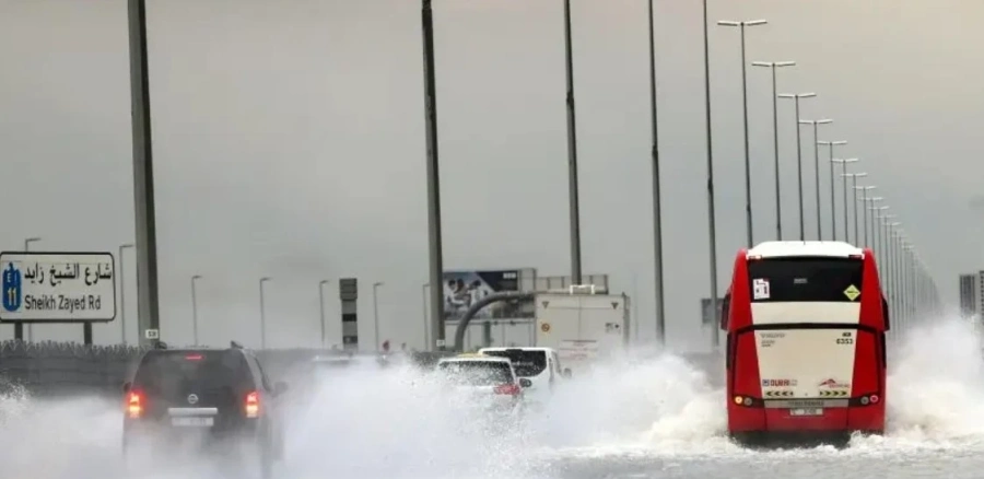 Дубай е под вода след два дни проливни дъждове