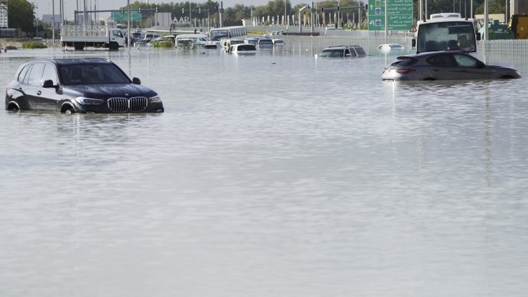 Заради наводненията: Близо 100 българи са блокирани на летището в Дубай