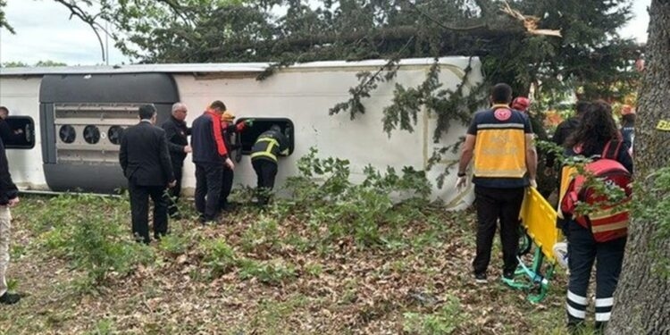Автобус с българска регистрация катастрофира в Турция, 11 души са ранени 