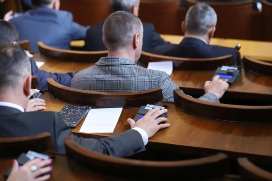 Парламентът ще гласува облекчението за наемане на работници от чужбина
