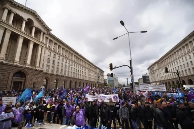 Енергетици и миньори протестират в центъра на София