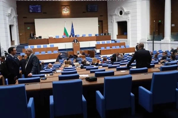 2 май - неработен за депутатите, довършват работата извънредно във вторник