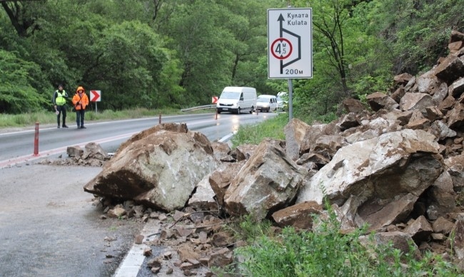 Скали се срутиха в Кресненското дефиле  