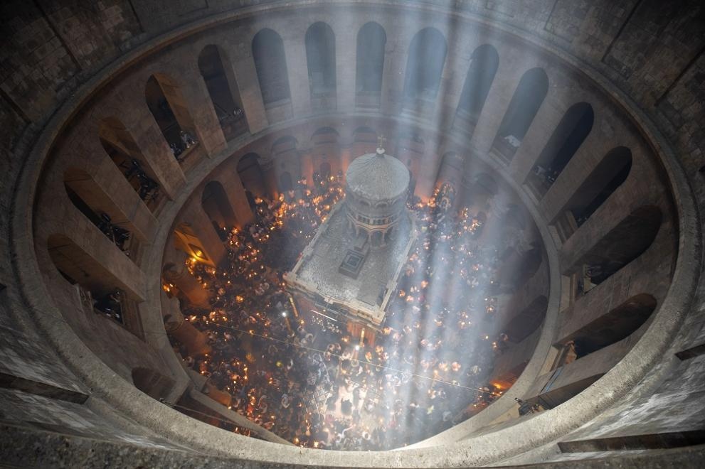 Благодатният огън слeзe в Йерусалим в църквата на Божи гроб.