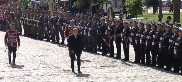НА ЖИВО: Тържествен водосвет на бойните знамена по повод 6 май